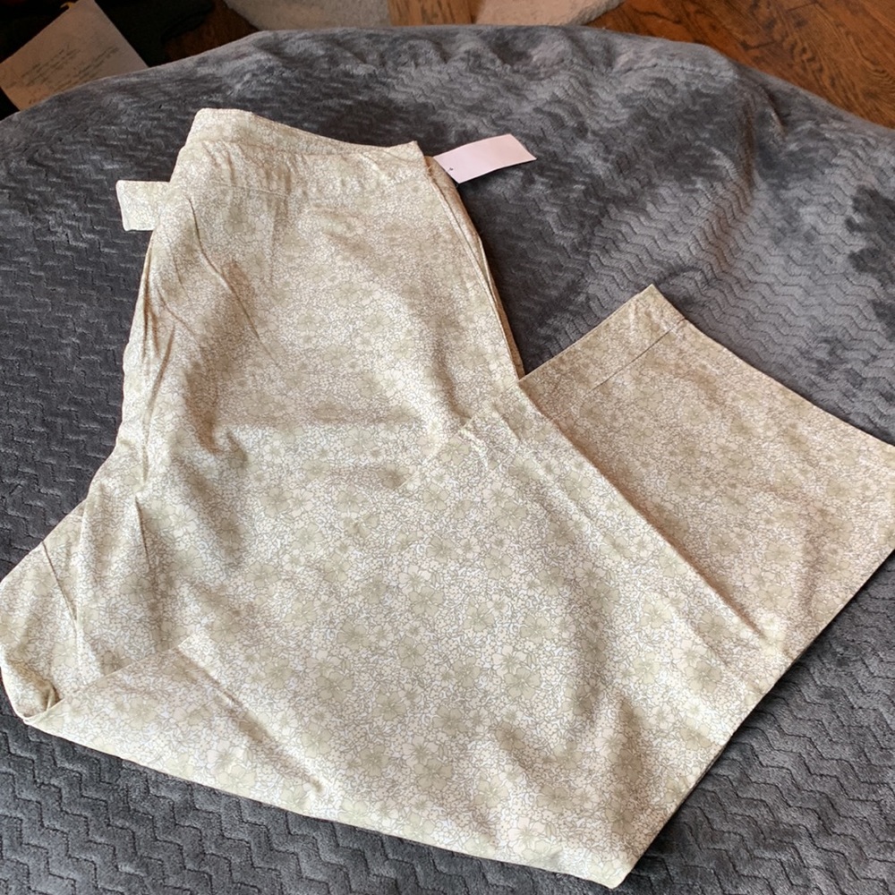 Old Navy Women’s Sz 18 Khaki/Sage Flower Capris NWT